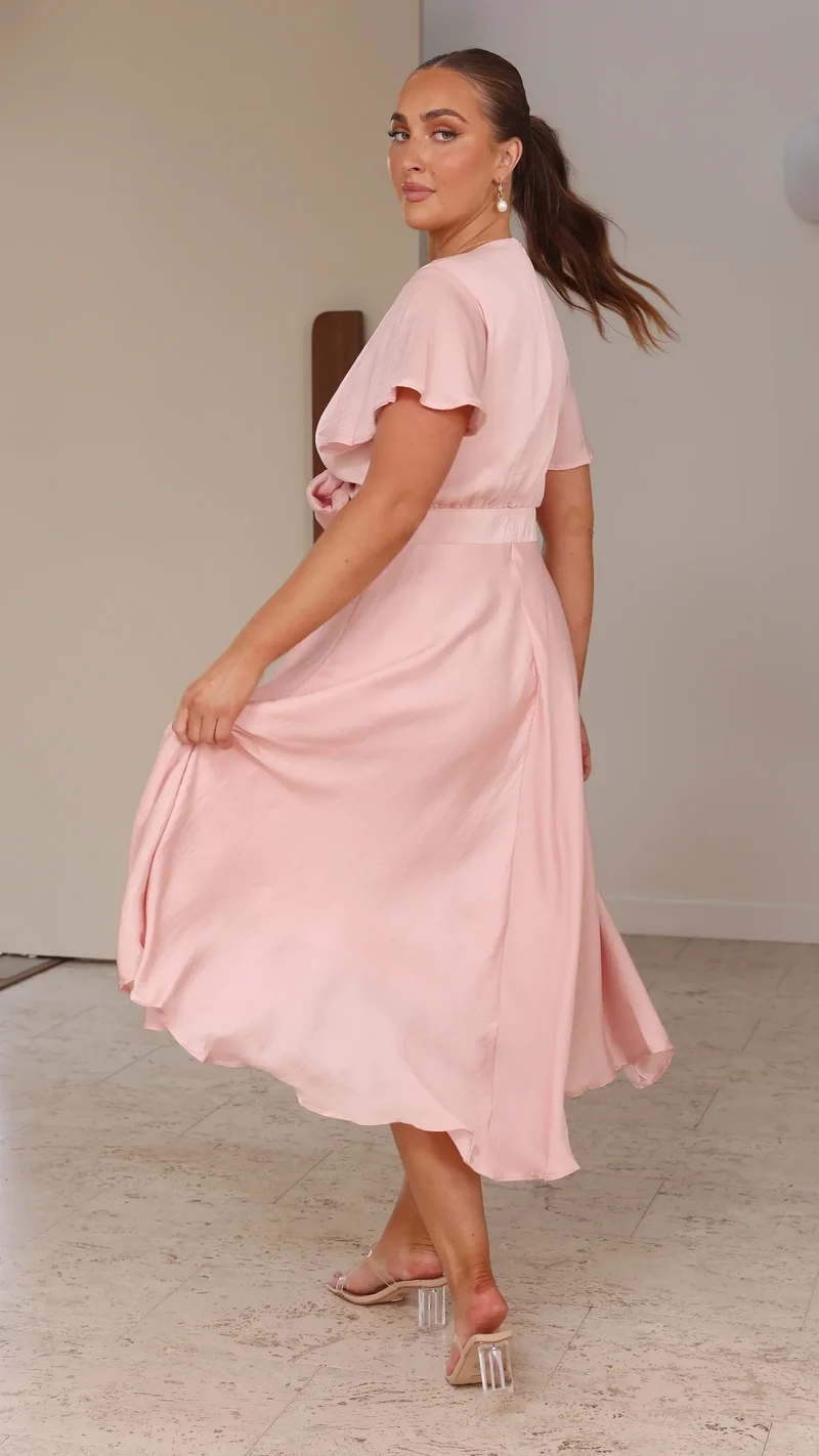 Robe midi satinée élégante à col en V profond pour femme – Manches papillon et jupe fluide asymétrique
