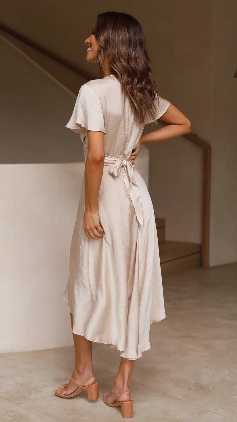Robe midi satinée élégante à col en V profond pour femme – Manches papillon et jupe fluide asymétrique