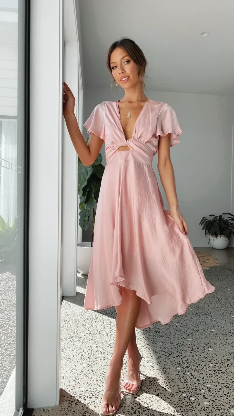 Robe midi satinée élégante à col en V profond pour femme – Manches papillon et jupe fluide asymétrique
