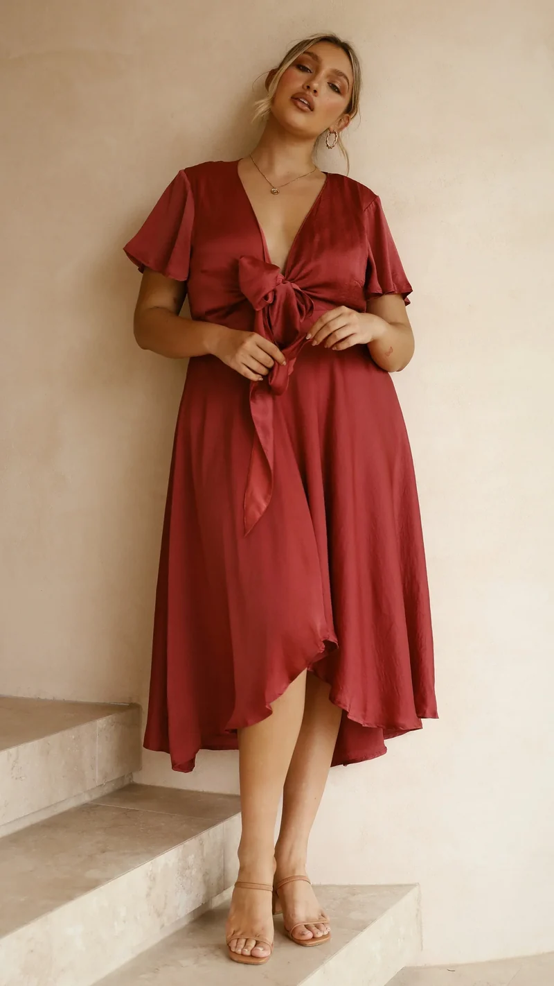 Robe midi satinée élégante à col en V profond pour femme – Manches papillon et jupe fluide asymétrique