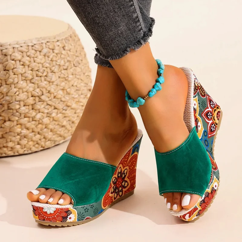 Sandales compensées en velours pour femme – Un style estival élégant et confortable, idéal pour les soirées