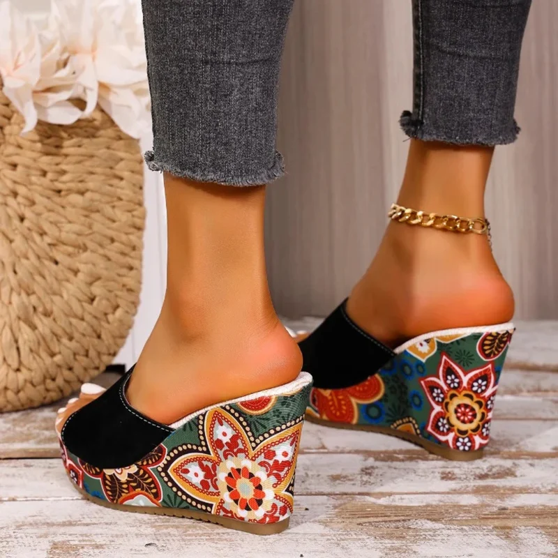 Sandales compensées en velours pour femme – Un style estival élégant et confortable, idéal pour les soirées