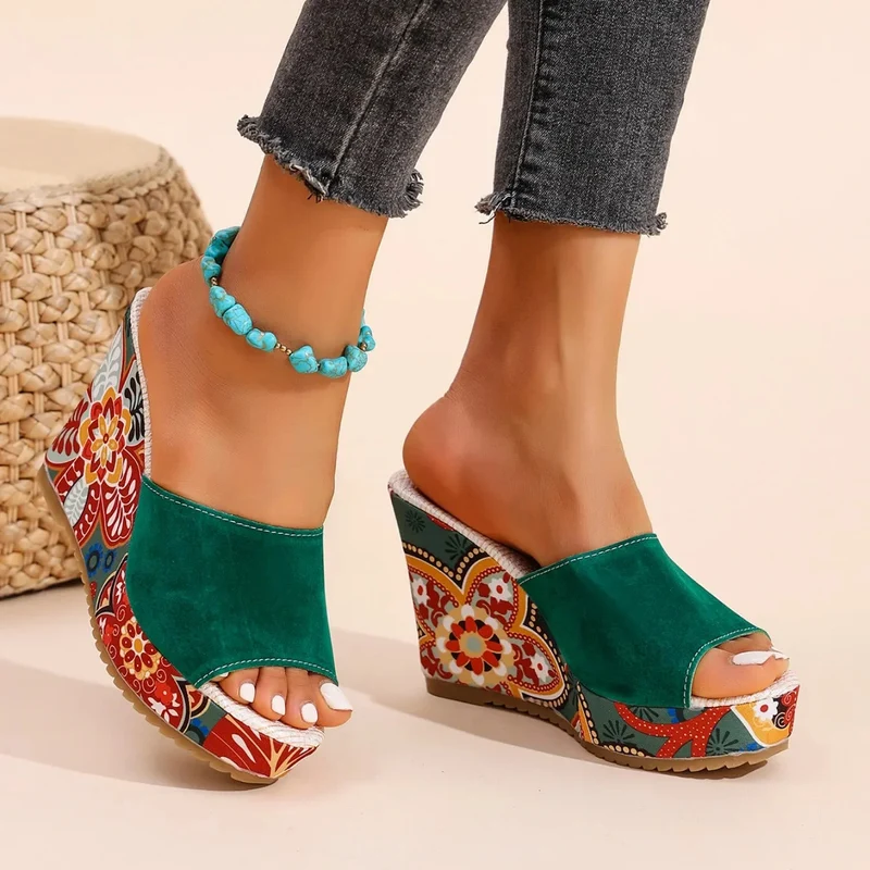 Sandales compensées en velours pour femme – Un style estival élégant et confortable, idéal pour les soirées