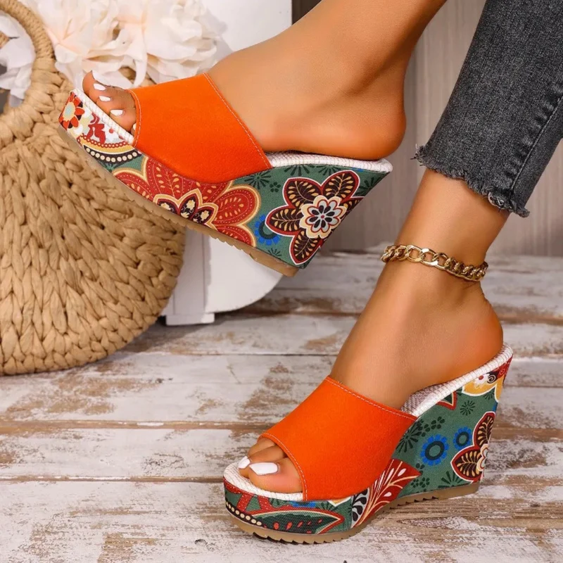 Sandales compensées en velours pour femme – Un style estival élégant et confortable, idéal pour les soirées