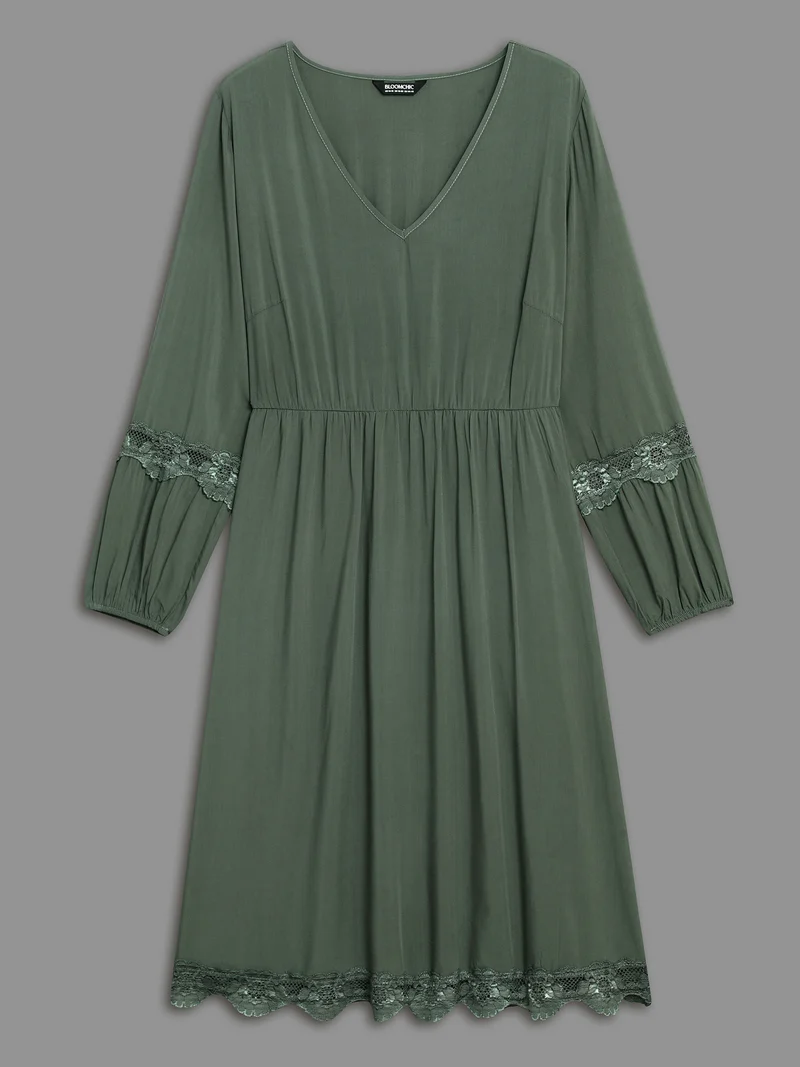 Lace Detailing Pockets V-Neck Midi Dress