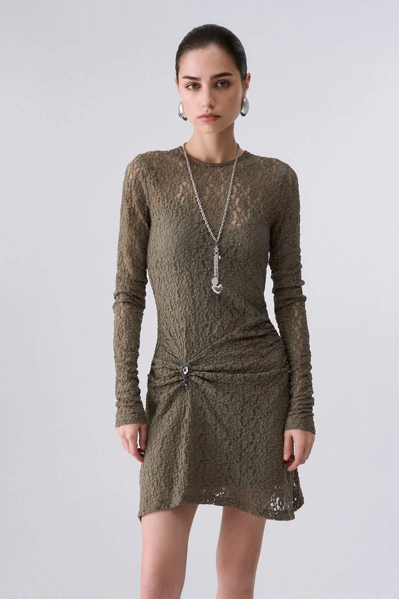 Robe courte en dentelle à détail bijou