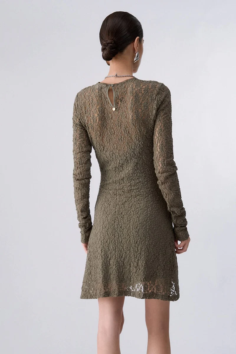Robe courte en dentelle à détail bijou