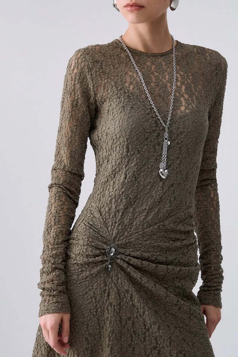 Robe courte en dentelle à détail bijou