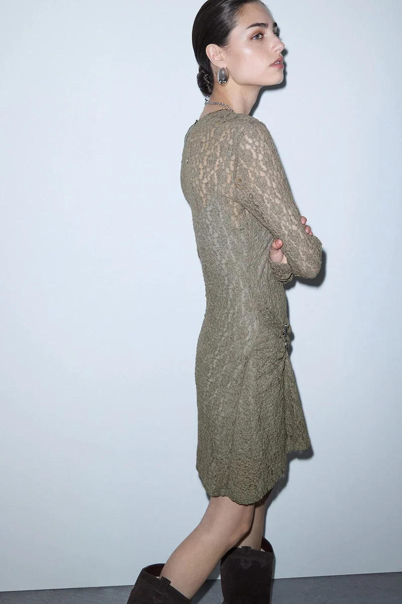Robe courte en dentelle à détail bijou