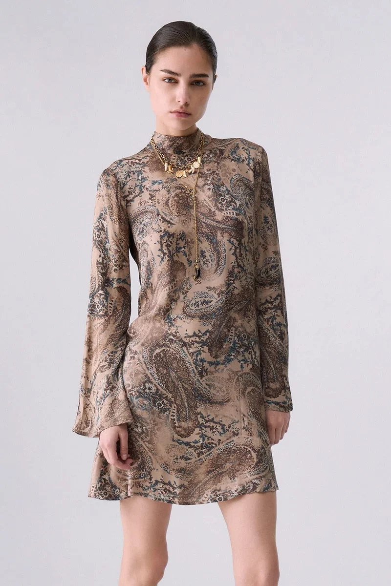 Robe courte imprimée à col montant