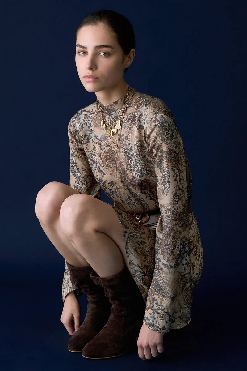 Robe courte imprimée à col montant