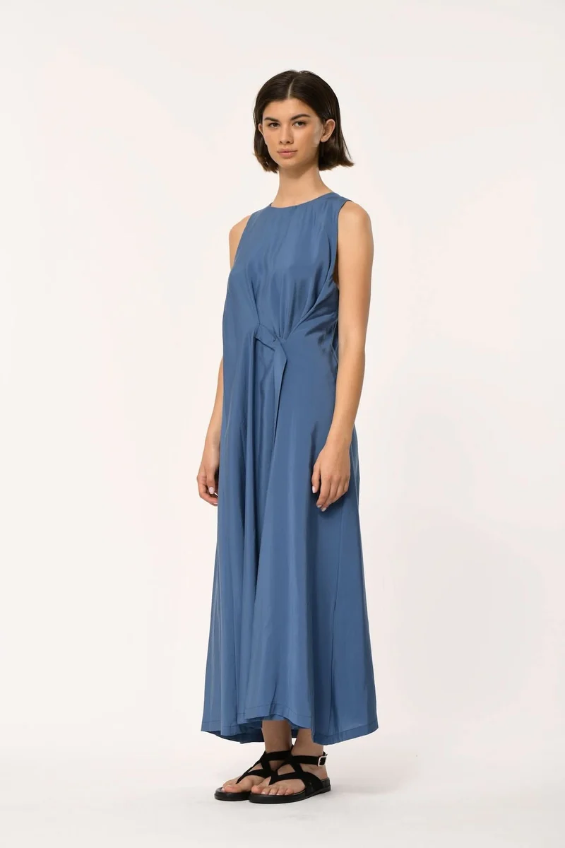 Robe longue fluide drapée sans manches LITHANE