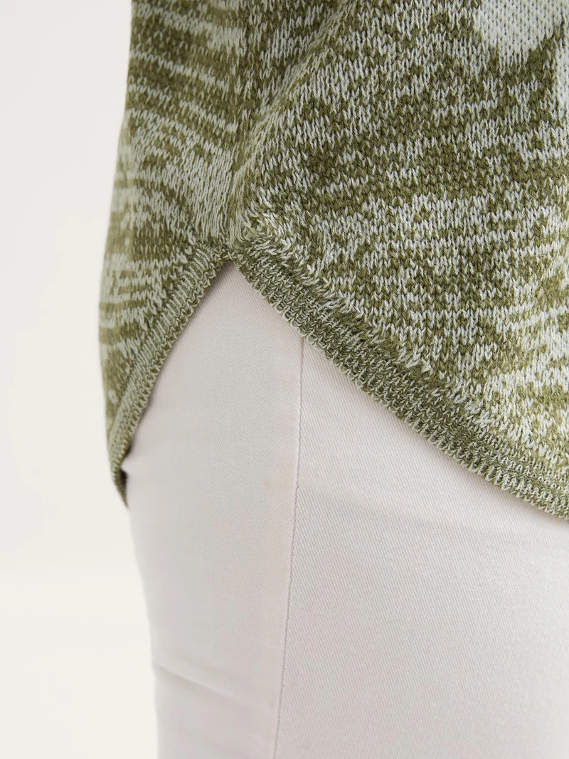 Floral Jacquard Curvy Hem Pullover