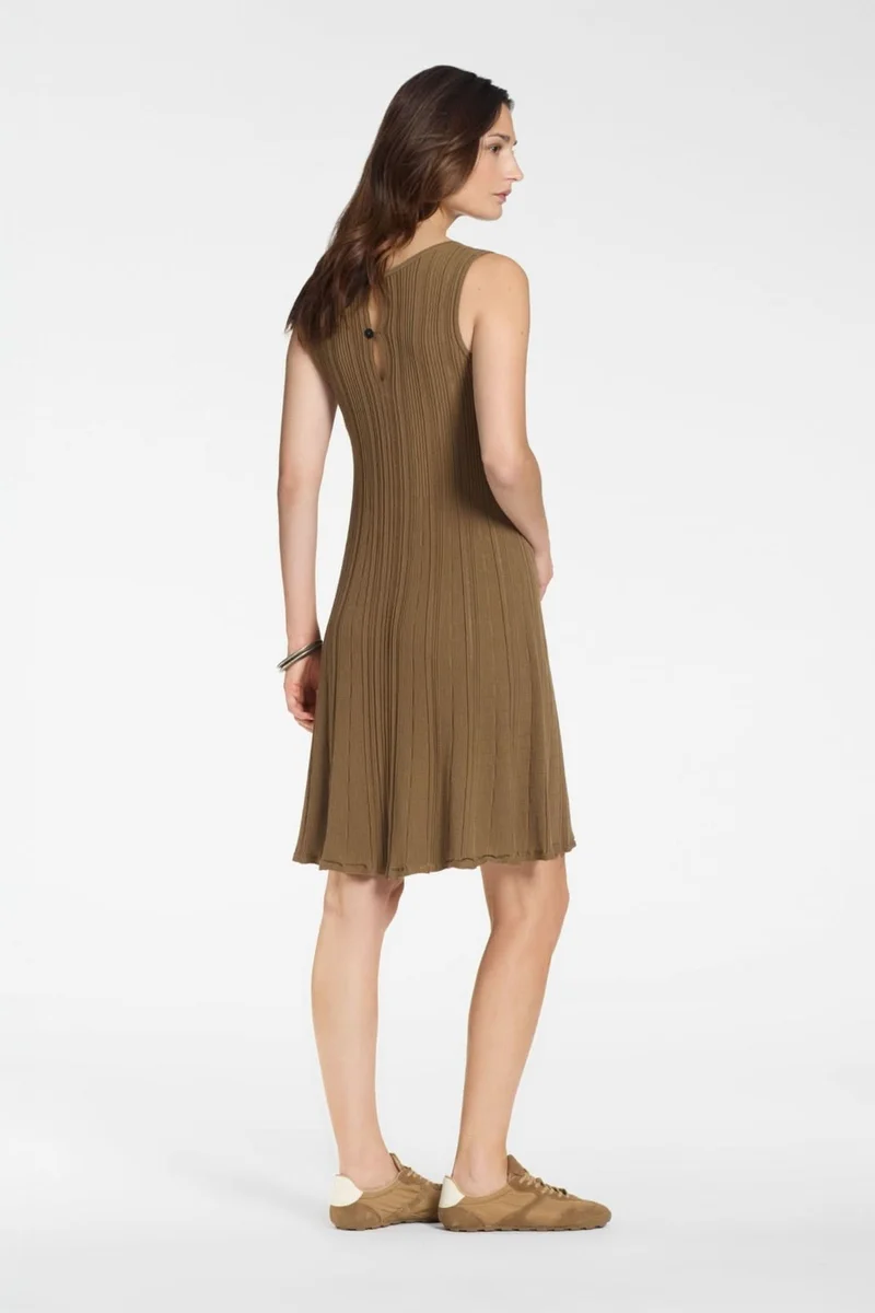 Robe courte en maille texturée sans manches
