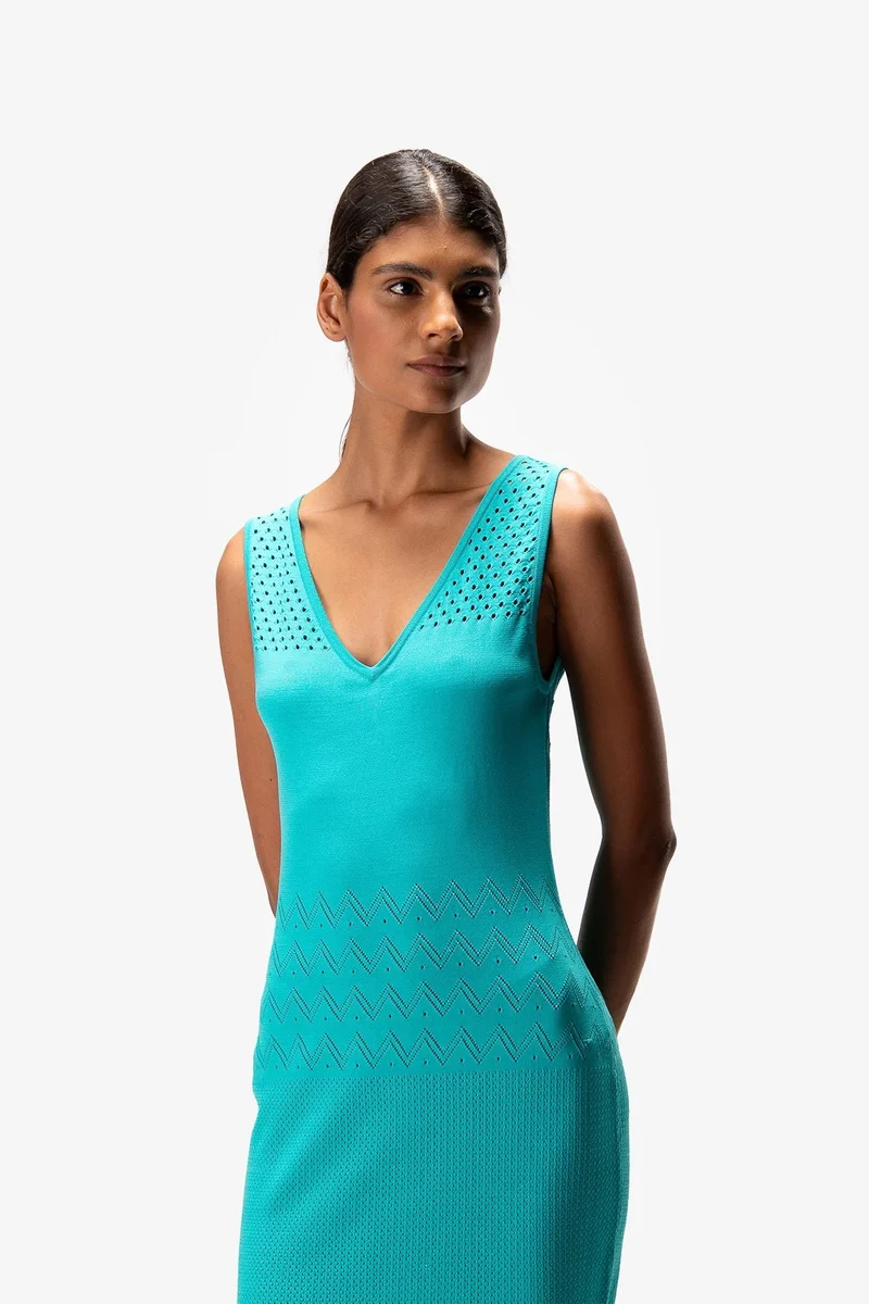 Robe tricotée avec trous