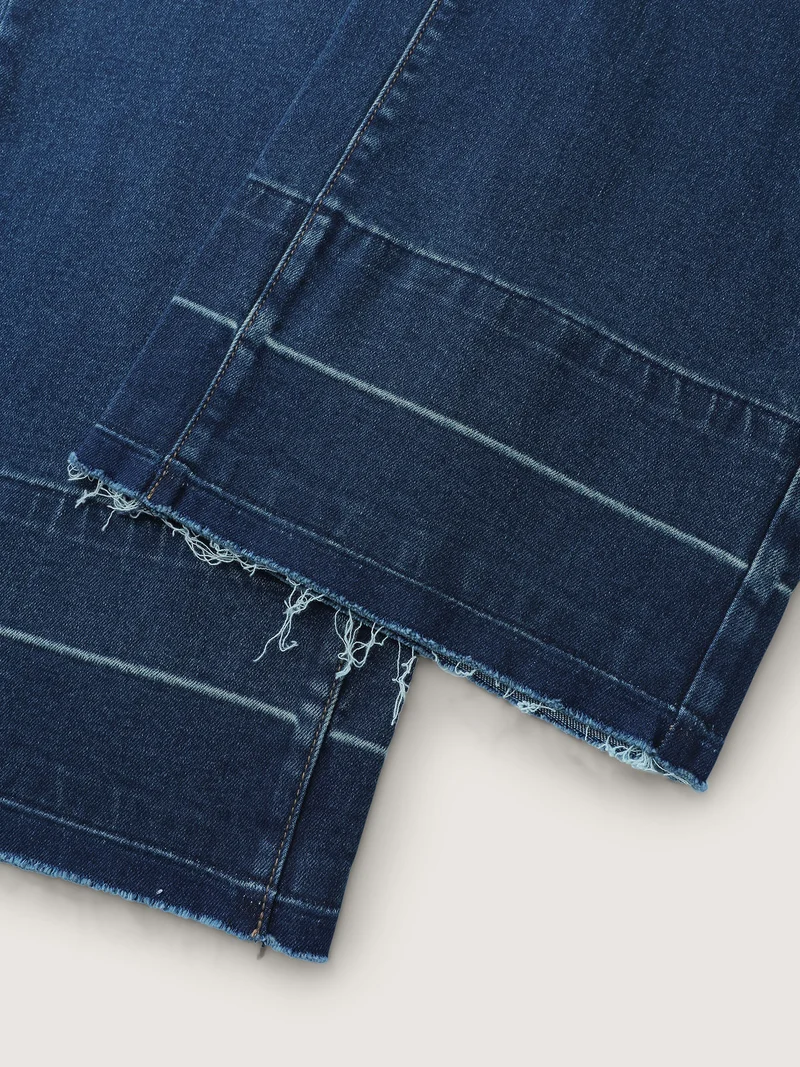 Stretch Frayed Hem Straight-Leg Jeans