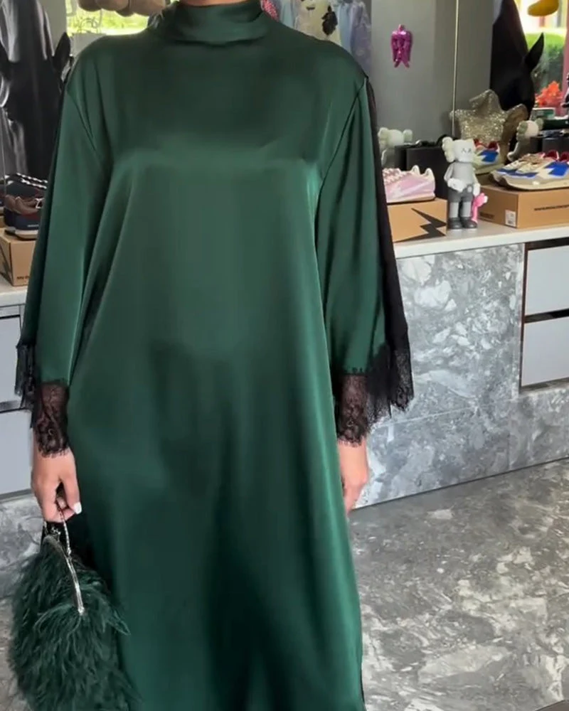 Robe À Col Haut Et Bord En Dentelle