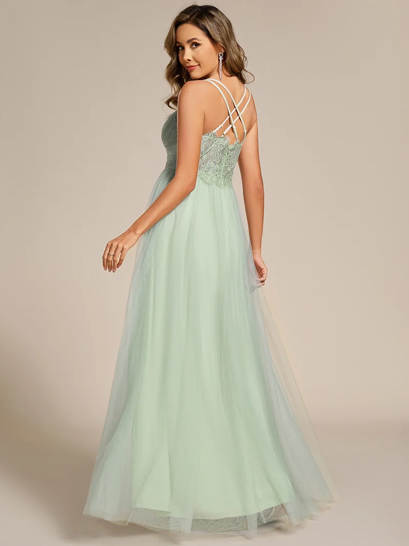 Robe longue sans manches à décolleté en V profond avec plissé et finition en dentelle à frange Robe de demoiselle d'honneur