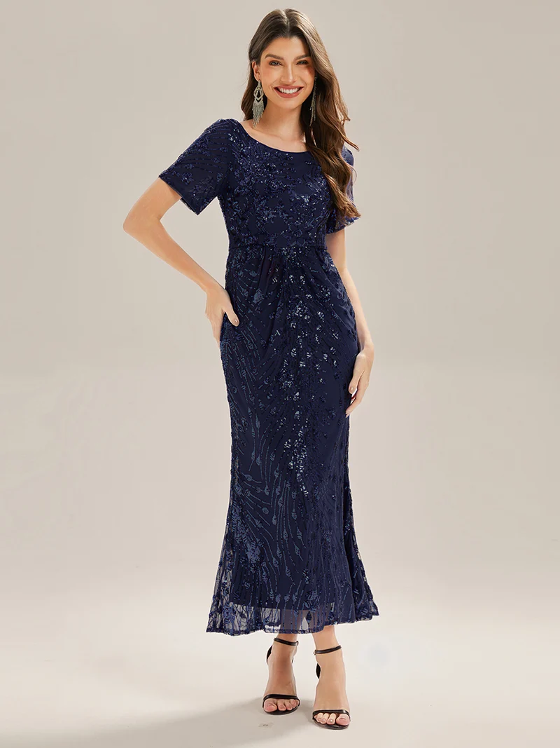 Robe de soirée chic sans bretelles en stretch haut avec détail froncé et col rond longueur midi