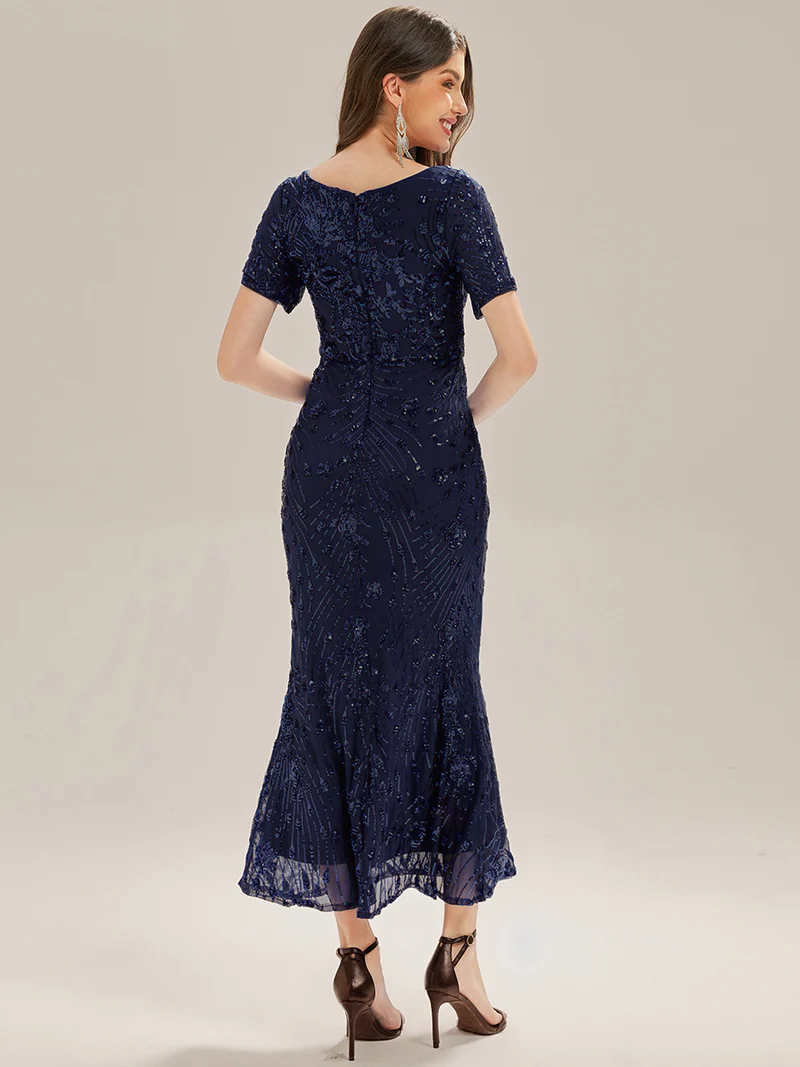 Robe de soirée chic sans bretelles en stretch haut avec détail froncé et col rond longueur midi