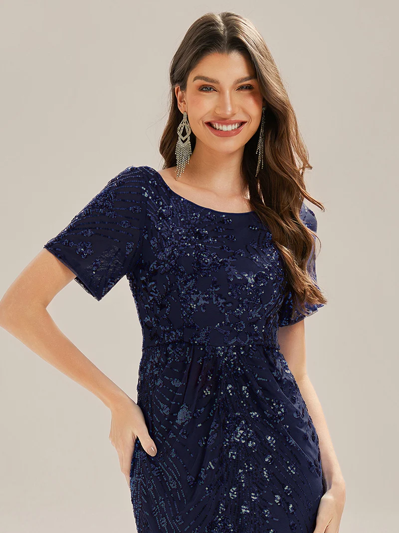 Robe de soirée chic sans bretelles en stretch haut avec détail froncé et col rond longueur midi