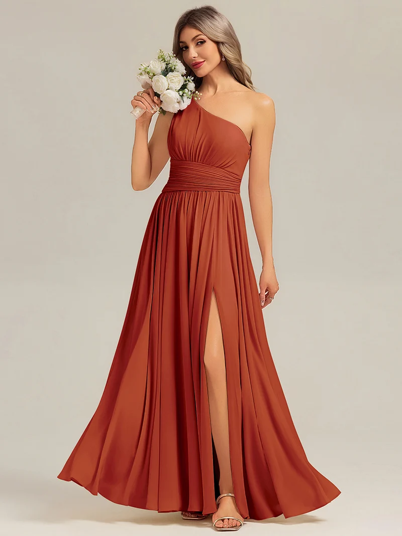 Robe de demoiselle d'honneur longue asymétrique sans manches plissée en A avec fente haute sur la cuisse