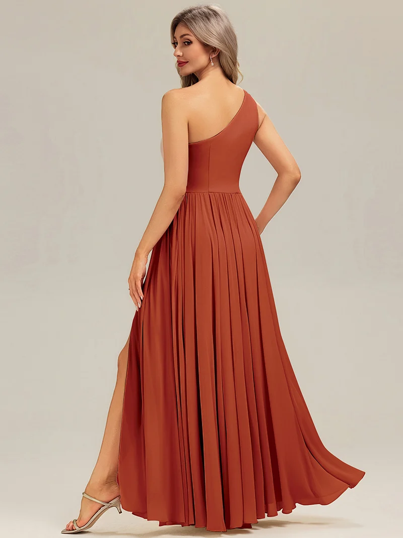 Robe de demoiselle d'honneur longue asymétrique sans manches plissée en A avec fente haute sur la cuisse