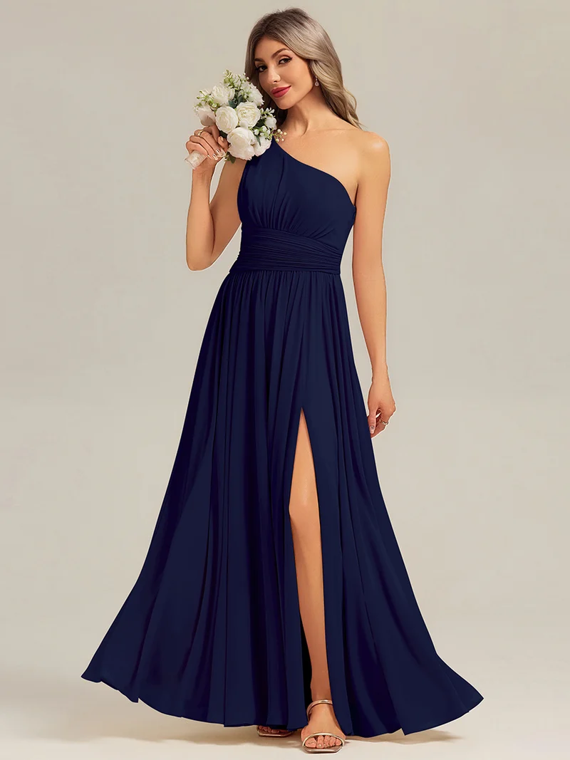 Robe de demoiselle d'honneur longue asymétrique sans manches plissée en A avec fente haute sur la cuisse