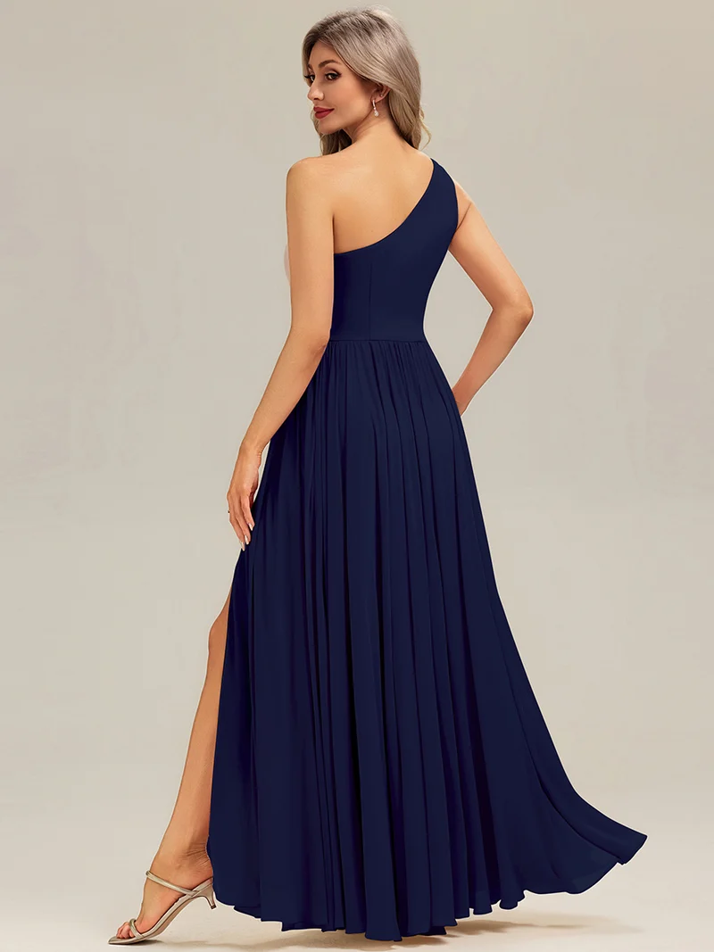 Robe de demoiselle d'honneur longue asymétrique sans manches plissée en A avec fente haute sur la cuisse