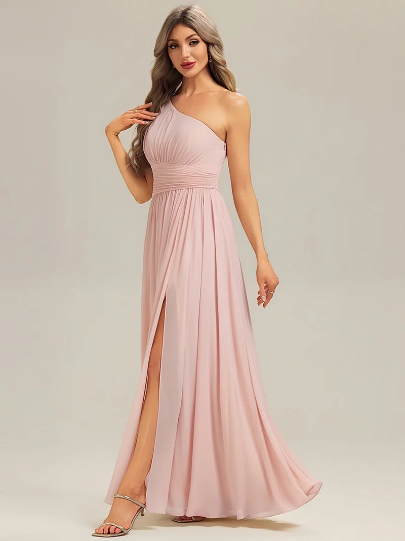 Robe de demoiselle d'honneur longue asymétrique sans manches plissée en A avec fente haute sur la cuisse
