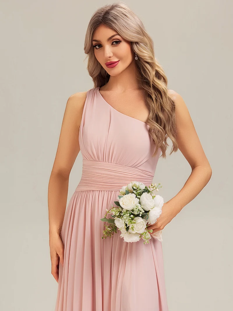 Robe de demoiselle d'honneur longue asymétrique sans manches plissée en A avec fente haute sur la cuisse