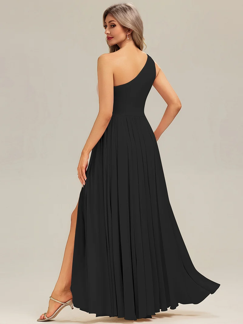 Robe de demoiselle d'honneur longue asymétrique sans manches plissée en A avec fente haute sur la cuisse