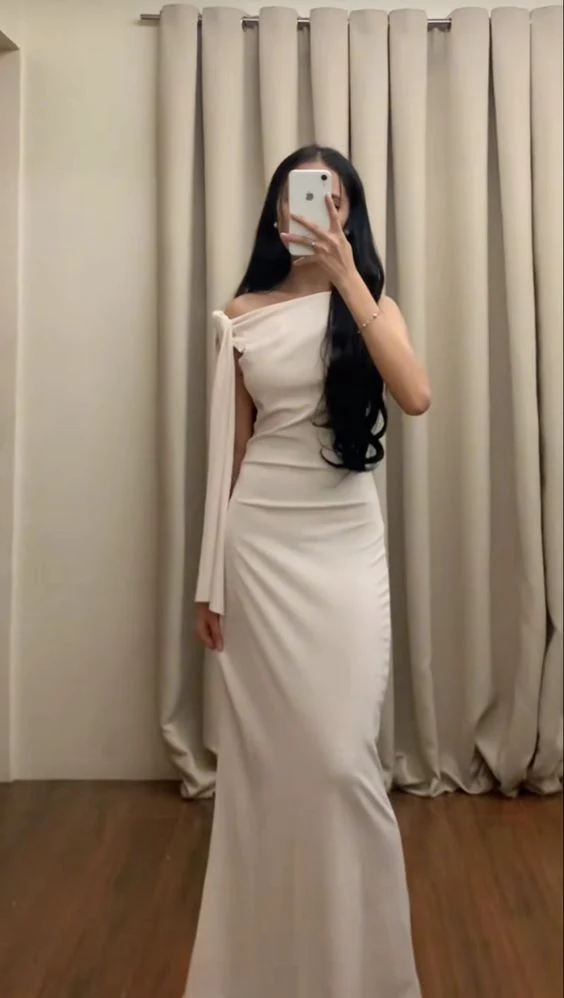 Robe de soirée longue sans manches en satin blanc