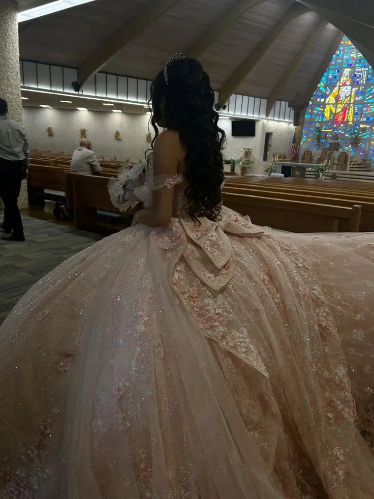 Robe de bal en tulle rose à épaules dénudées et corset