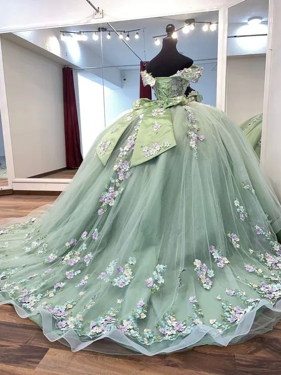 Robe de bal trapèze en dentelle avec appliques pour les 16 ans