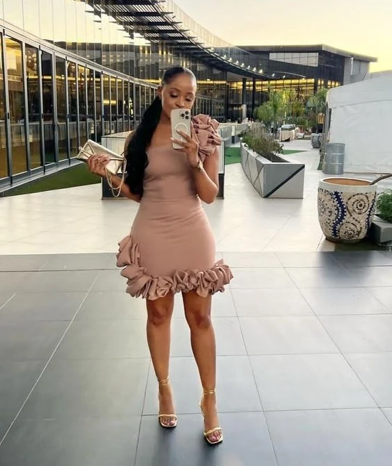 Robe de soirée courte moulante en satin sans manches avec fermeture éclair
