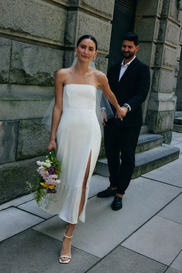 Robe de mariée mi-longue fourreau en satin sans bretelles avec fente latérale