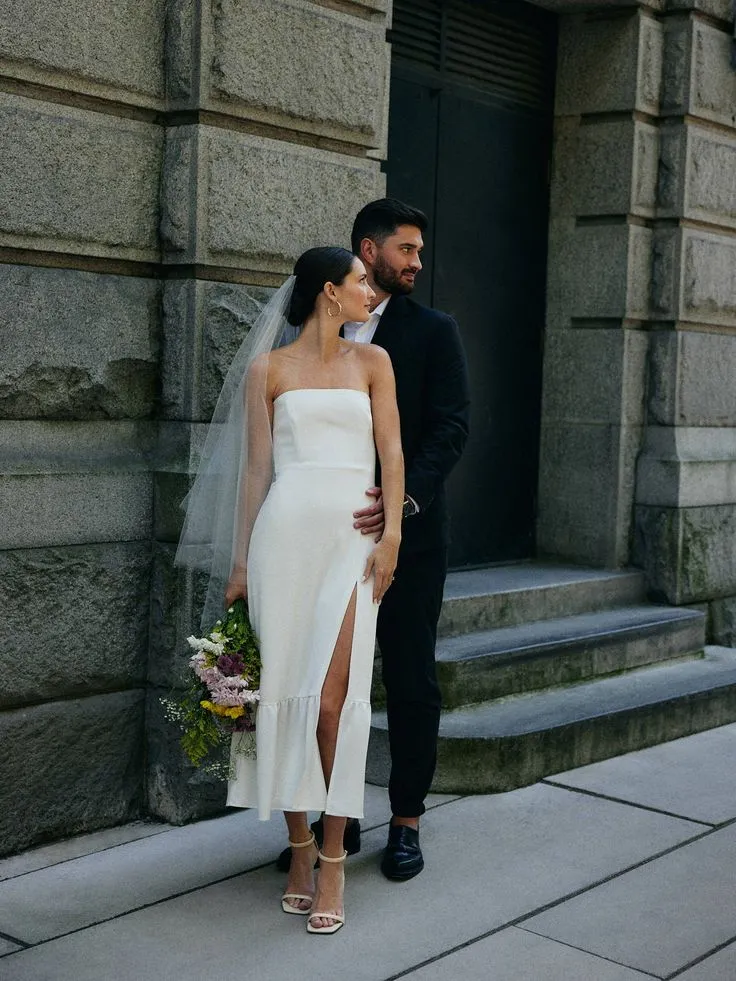 Robe de mariée mi-longue fourreau en satin sans bretelles avec fente latérale