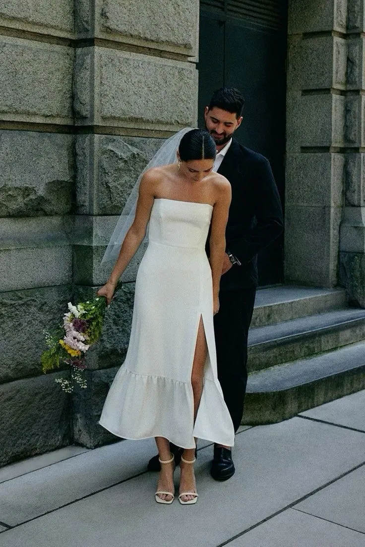 Robe de mariée mi-longue fourreau en satin sans bretelles avec fente latérale