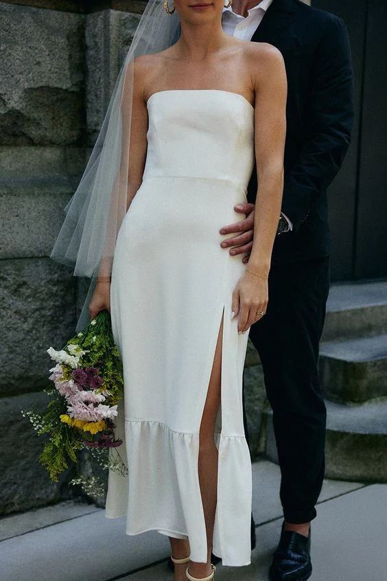 Robe de mariée mi-longue fourreau en satin sans bretelles avec fente latérale