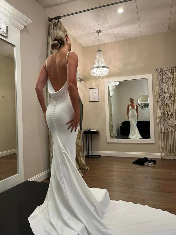Robe de mariée sirène en satin sans manches à col en V et bretelles spaghetti dos nu