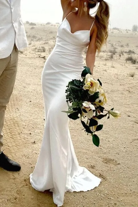 Robe de mariée longue et simple en satin à fines bretelles et dos lacé