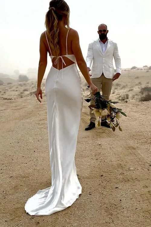 Robe de mariée longue et simple en satin à fines bretelles et dos lacé