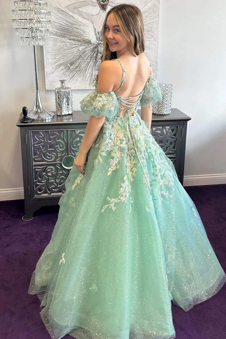 Robe de bal longue en tulle avec décolleté plongeant en V et appliques, coupe trapèze et manches