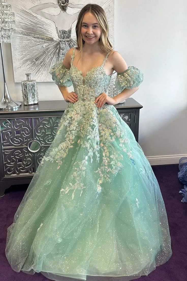 Robe de bal longue en tulle avec décolleté plongeant en V et appliques, coupe trapèze et manches