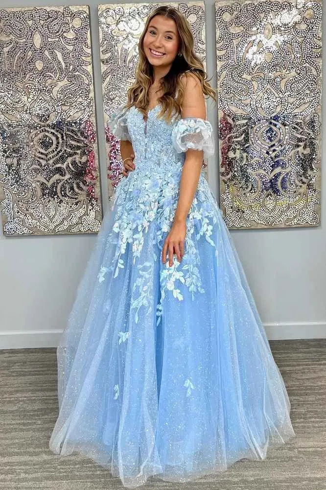 Robe de bal longue en tulle avec décolleté plongeant en V et appliques, coupe trapèze et manches