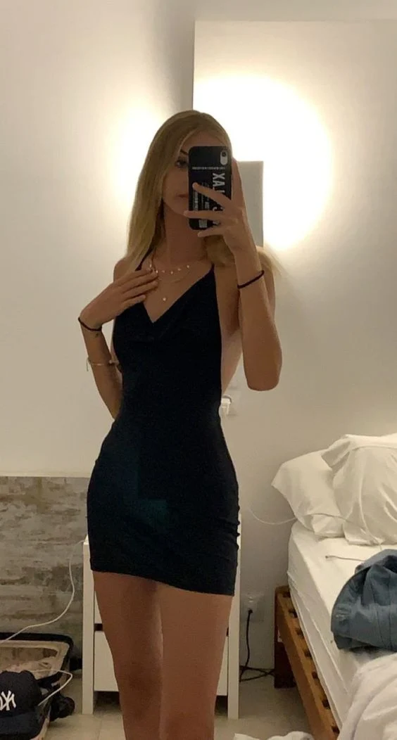 Robe de soirée noire en satin sans manches avec soutien-gorge intégré