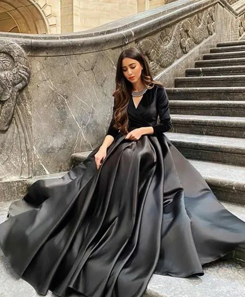 Robe de bal trapèze en satin noir à manches longues avec soutien-gorge intégré
