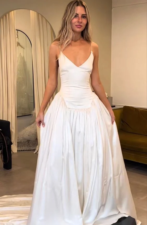 Robe de mariée en satin coupe trapèze, col en V, sans manches, dos lacé