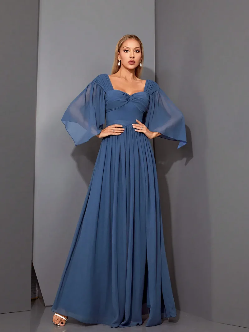 Robe demoiselle d'honneur bleue avec manches flottantes et fente haute